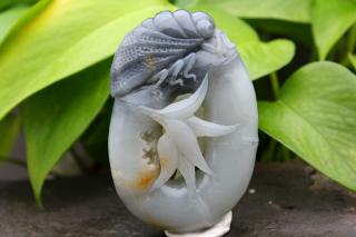 和田玉青花籽料 俏雕 祝福 把件 a001017