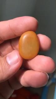 新疆和田玉籽料黄沁原石,10克,肉细够熟,油性好,包金小孩带或者手串